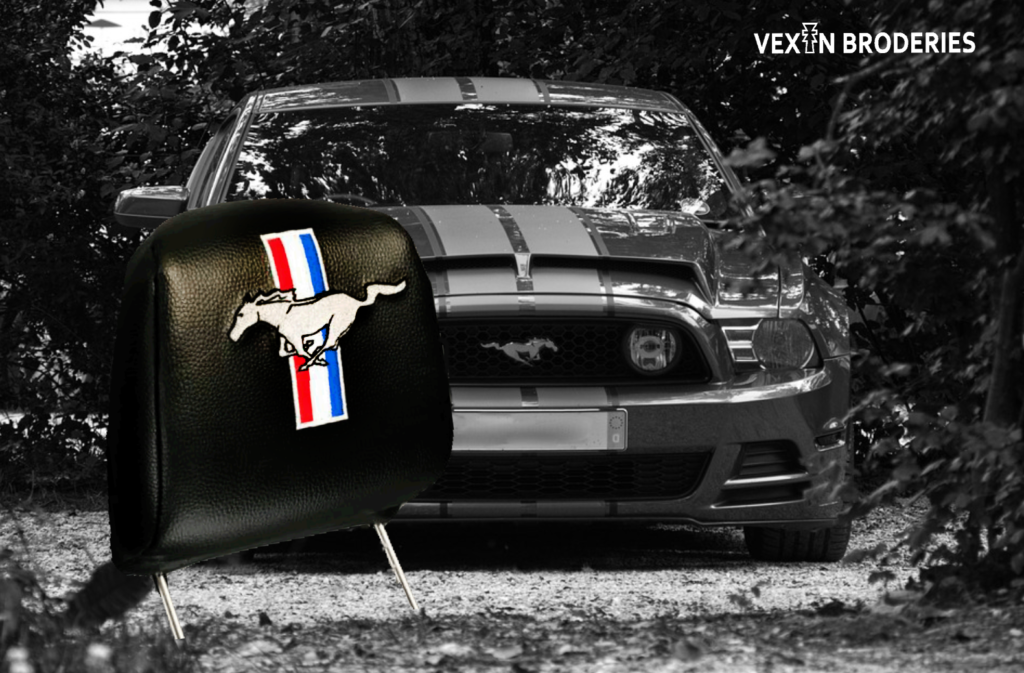 Vexin Broderies logo Mustang brodé sur appui-tête