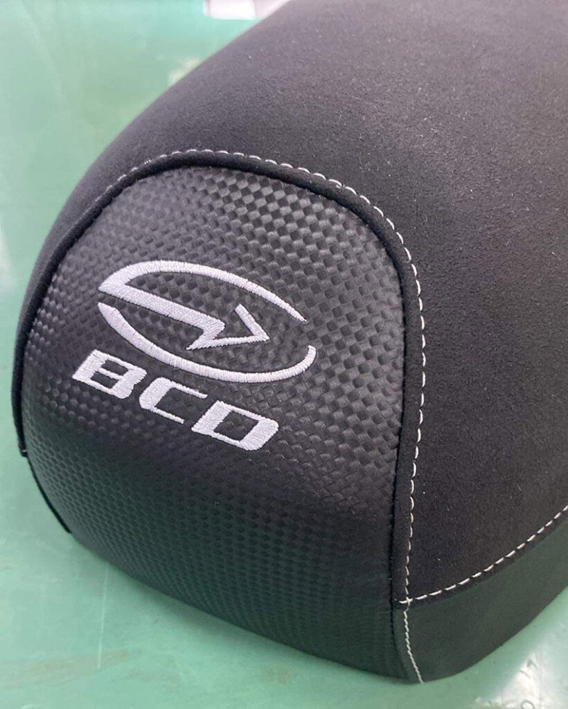 logo BCD broderie selle de moto